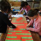 DEPLOYER LA COULEUR<br>
<br>Installation et travail sur les contrastes colorés avec les élèves de l'école Paul Gauguin de St Aubin